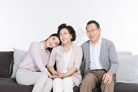 女儿与父母陪伴背景图片