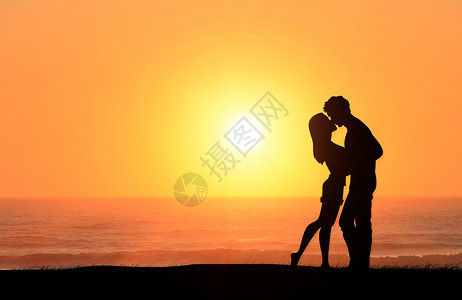 女性拥抱夕阳情侣剪影设计图片