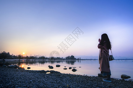 冬天的女孩冬天海边女孩背景