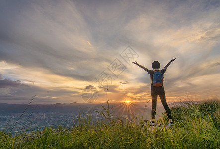 热爱大自然夕阳晚霞落日美女背影背景