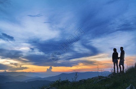 两个朋友看晚霞背影背景