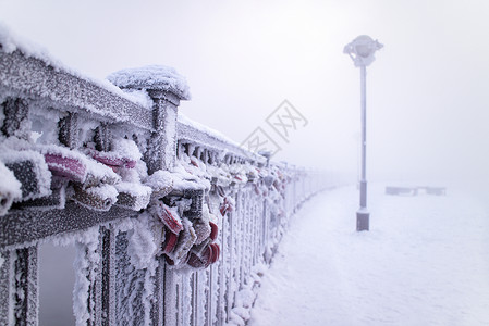 简约栅栏冬天雪中的爱情同心锁背景