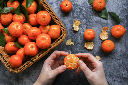 剥了皮的橘子新鲜水果金桔背景