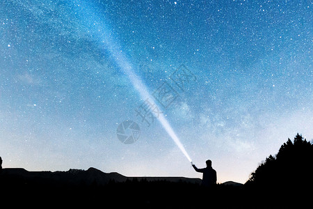 旅行夜晚电筒照耀星空设计图片