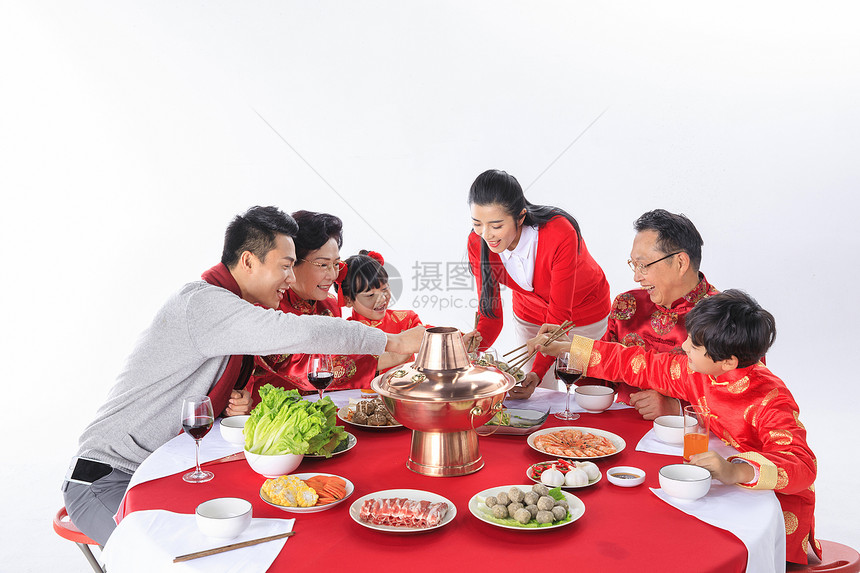 新年一家人在一起团圆聚餐图片