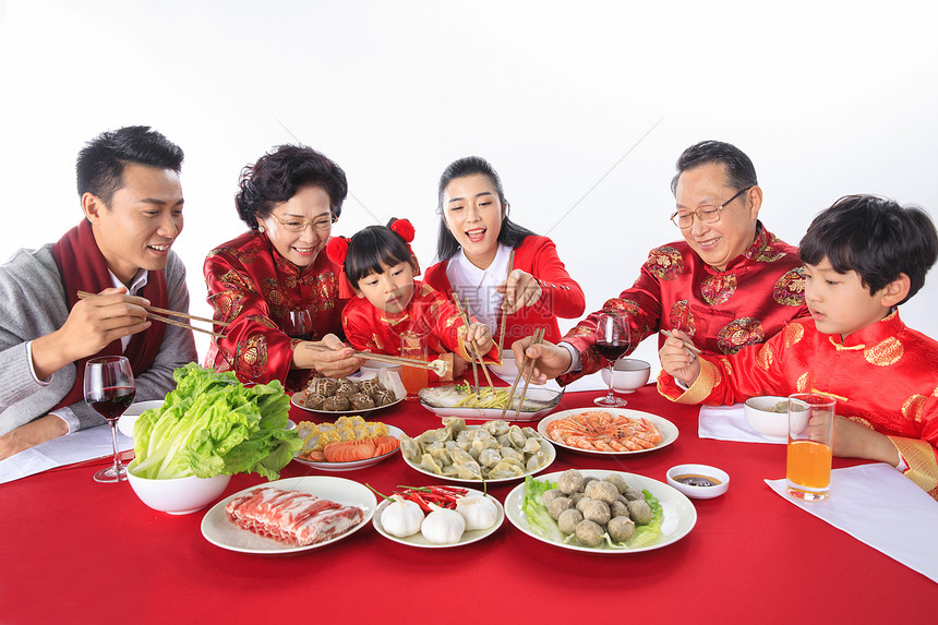 新年一家人在一起团圆聚餐