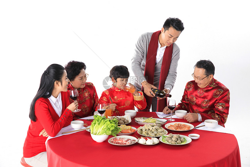 新年一家人在一起团圆聚餐图片