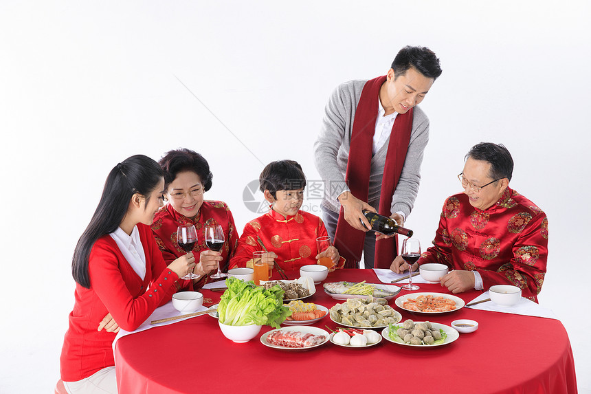 新年一家人在一起团圆聚餐图片