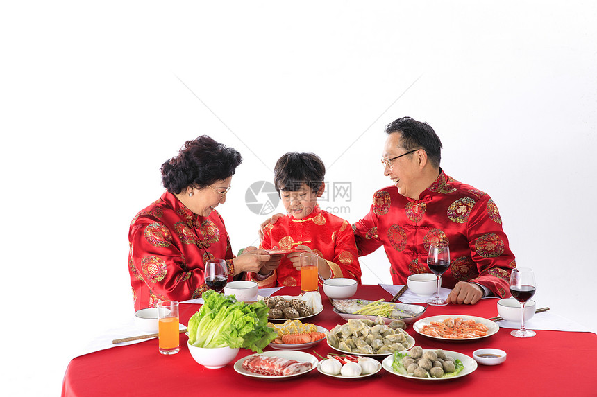 春节爷爷奶奶给孙子发红包图片