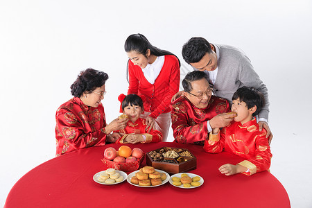 中秋节一家人一起过节吃月饼团聚高清图片素材
