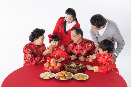 中秋节一家人一起过节吃月饼家庭高清图片素材