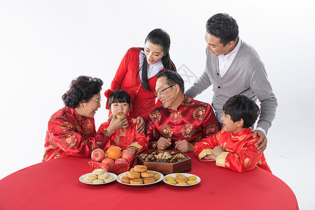 中秋节一家人一起过节吃月饼团圆高清图片素材