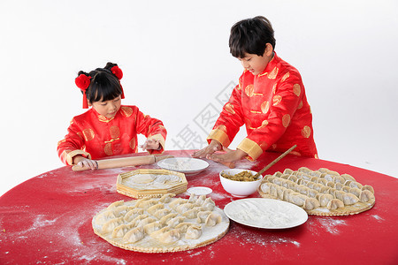 新年孩子们在包饺子图片