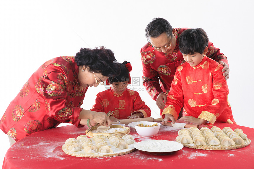 新年一家人包饺子图片