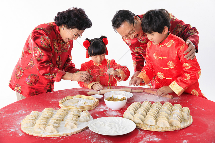 新年一家人包饺子