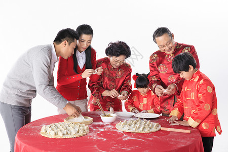 新年一家人包饺子高清图片