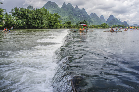 皮筏漂流遇龙河竹筏漂流背景