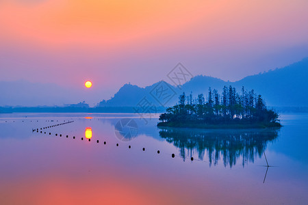 曙光浙江灵湖的日出时分背景