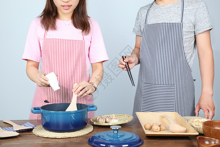 围裙厨师女人做饭高清图片