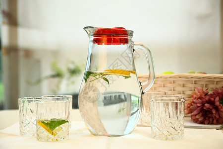 水杯柠檬玻璃杯凉水壶背景
