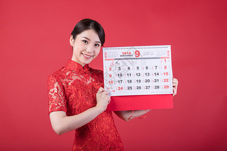 新春手持日历的东方美女图片