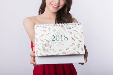 新年手拿2018日历的美女特写图片