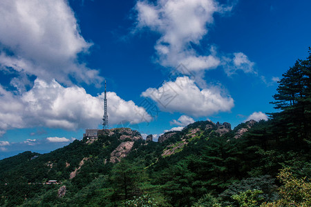 黄山归来不看岳安徽黄山山顶蓝天白云背景