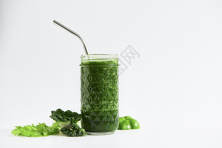 喝吸管绿色健康果蔬汁白底背景