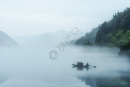 插漫东江湖雾中渔船背景