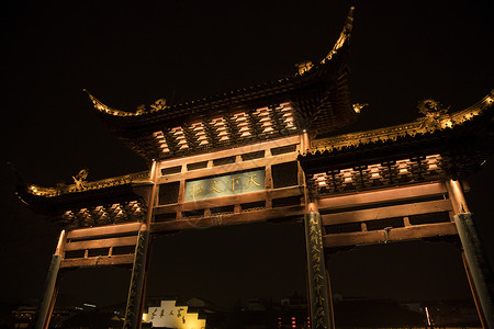 夜晚的古风建筑图片