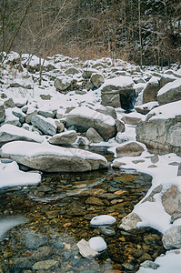 下雪天的山涧小溪高清图片