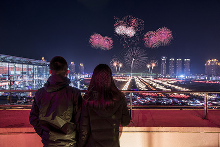 情侣和烟花霓虹祝福高清图片