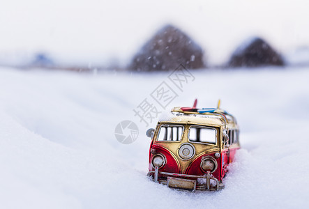雪地中的复古铁皮模型汽车冬天高清图片素材