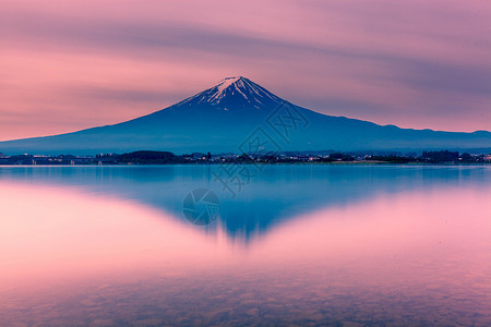 湖泊倒影日本富士山夕阳背景