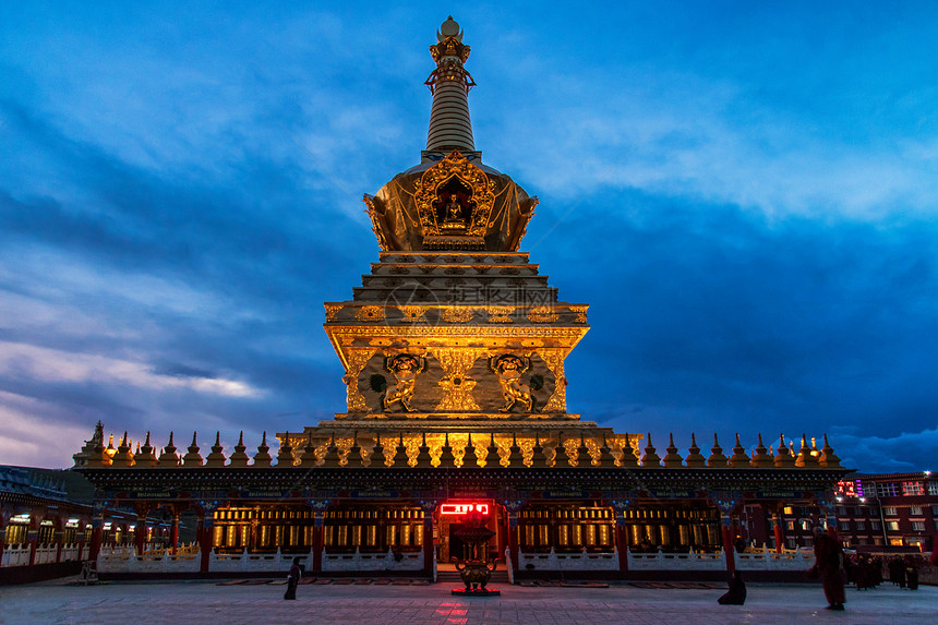 亚青寺夜景图片