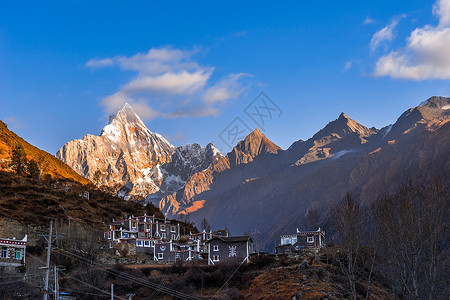 富春山居日出金光照耀四姑娘山背景