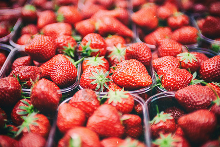 超市的新鲜草莓图片