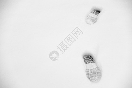 雪景脚印背景图片