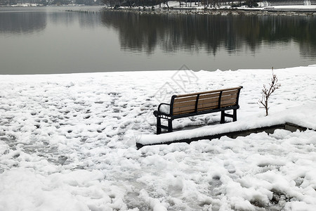 公园长椅雪景图片