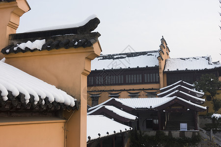 冬天里下雪后的古建筑图片