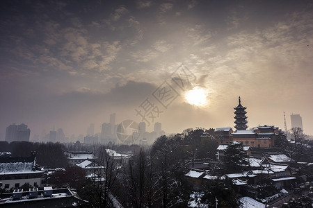 冬天里下雪后的古建筑图片