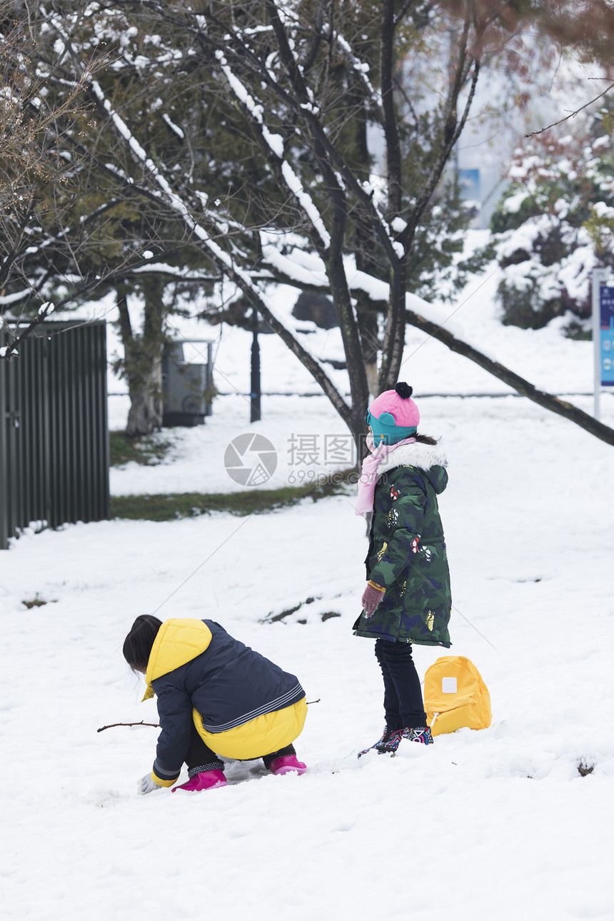 小孩在玩雪图片