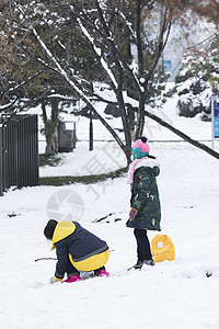 玩雪儿童小孩在玩雪背景