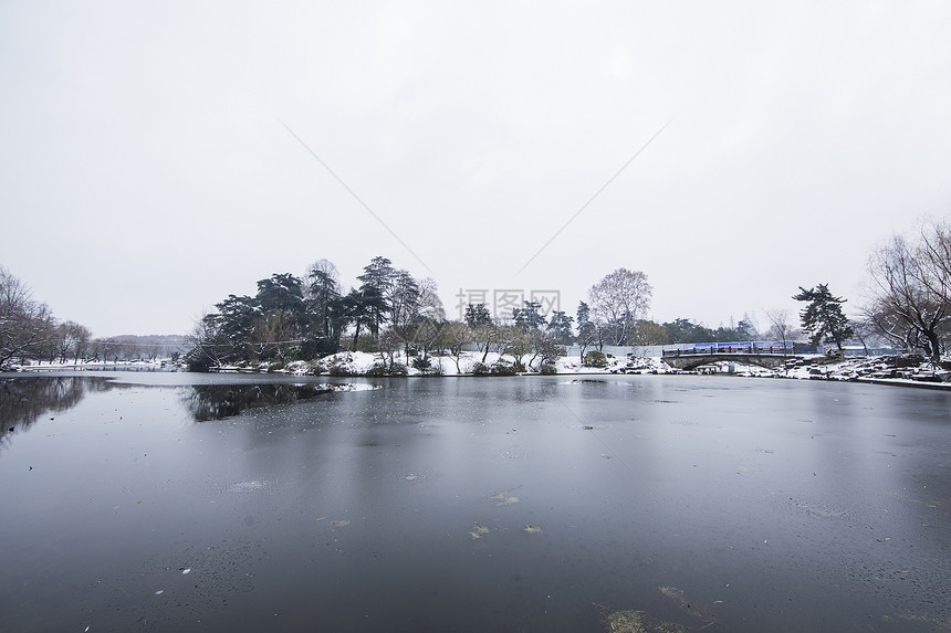 下雪后的湖泊古建筑图片