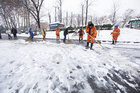 大雪后扫雪背景图片