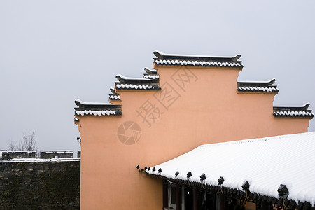 冬天里下雪后的古建筑图片