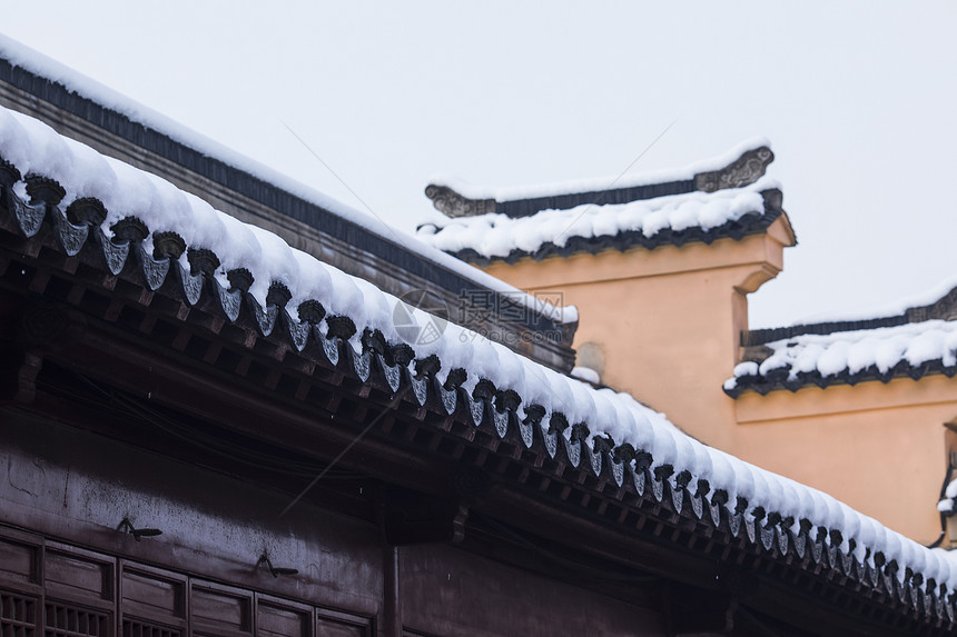 冬天里下雪后的古建筑图片