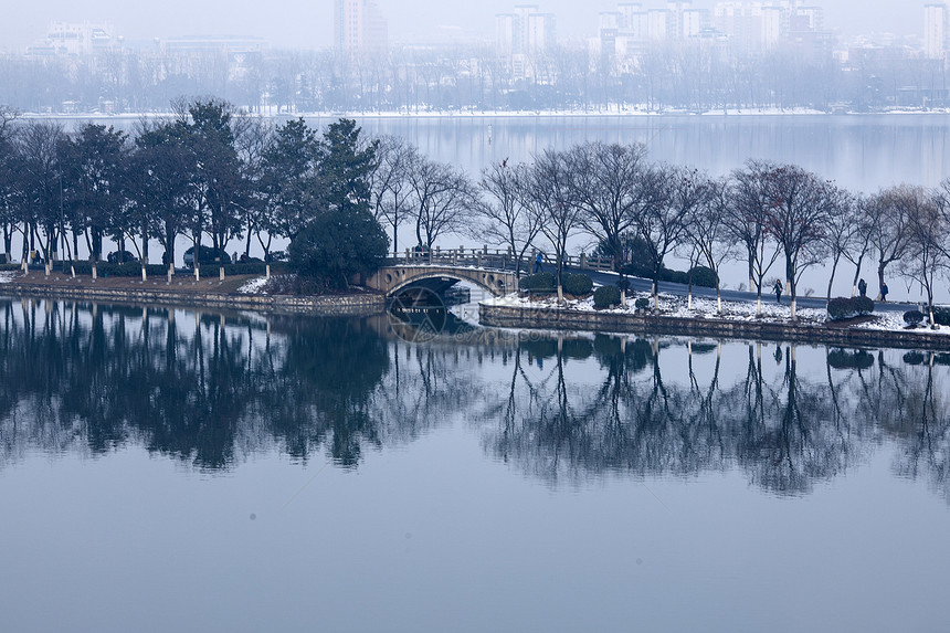 下雪后的湖泊古建筑图片