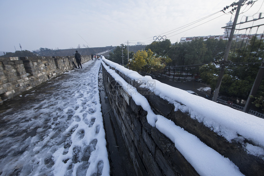 冬天里下雪后的古建筑图片