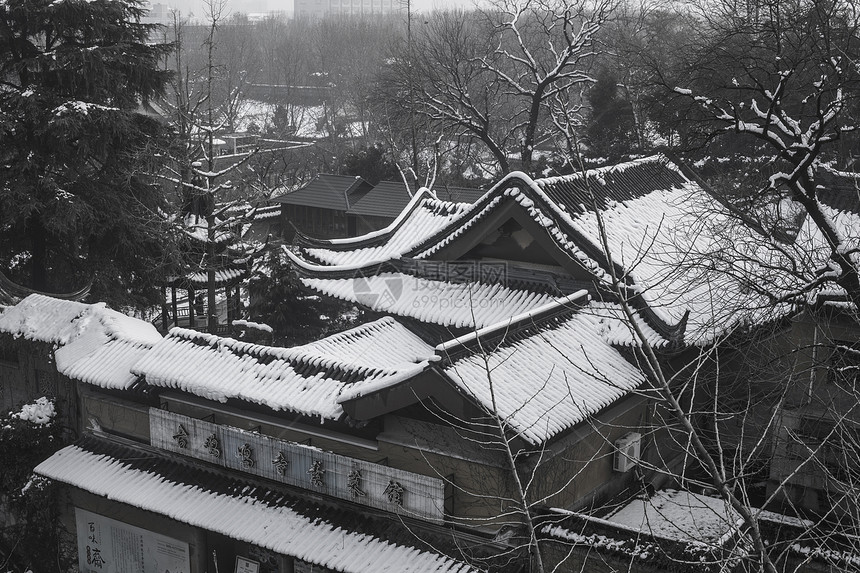 冬天里下雪后的古建筑图片